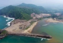 Vista aérea de una localidad costera de Veracruz con su playa y sus cerros