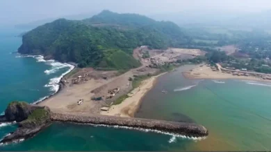 Vista aérea de una localidad costera de Veracruz con su playa y sus cerros