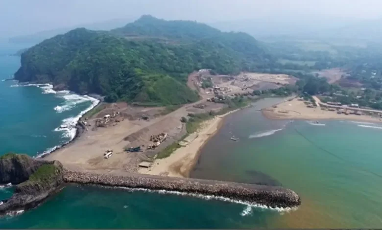 Vista aérea de una localidad costera de Veracruz con su playa y sus cerros