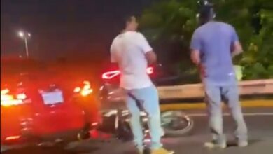 Motocicleta accidentada sobre el puente de la Bimbo, carretera Veracruz-Xalapa
