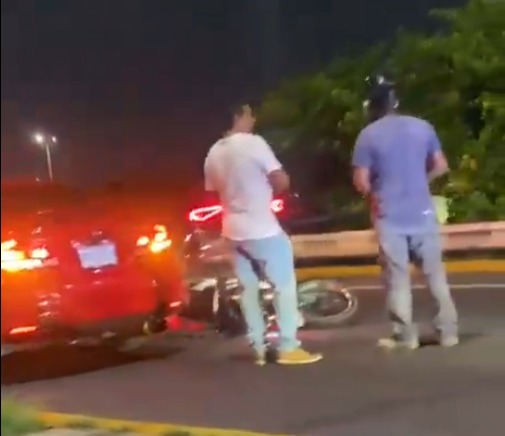 Motocicleta accidentada sobre el puente de la Bimbo, carretera Veracruz-Xalapa
