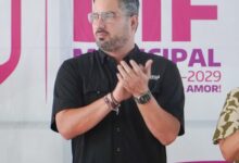 Daniel Cortina, alcalde de Tuxpan, durante el Rally Deportivo por la Salud Mental organizado con el DIF municipal y estudiantes de distintas escuelas