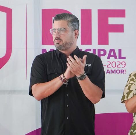 Daniel Cortina, alcalde de Tuxpan, durante el Rally Deportivo por la Salud Mental organizado con el DIF municipal y estudiantes de distintas escuelas