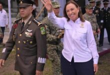 La gobernadora Rocio Nahle saluda durante la ceremonia de cambio de mando en Tuxpan, este 22 de octubre