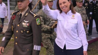 La gobernadora Rocio Nahle saluda durante la ceremonia de cambio de mando en Tuxpan, este 22 de octubre