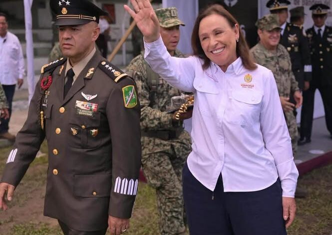La gobernadora Rocio Nahle saluda durante la ceremonia de cambio de mando en Tuxpan, este 22 de octubre