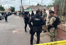 Elementos de la Policía Estatal y corporaciones de seguridad afuera de la Escuela Secundaria General Número 13 del ejido La Unión, tras el ataque registrado este jueves.