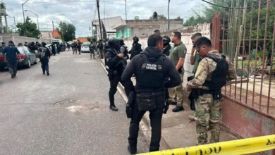 Elementos de la Policía Estatal y corporaciones de seguridad afuera de la Escuela Secundaria General Número 13 del ejido La Unión, tras el ataque registrado este jueves.