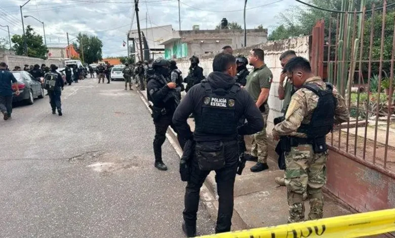 Elementos de la Policía Estatal y corporaciones de seguridad afuera de la Escuela Secundaria General Número 13 del ejido La Unión, tras el ataque registrado este jueves.