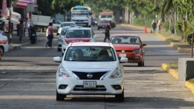 Vehículos circulan por una avenida; el reemplacamiento de 2027 alcanzará a placas de 2019 a 2022