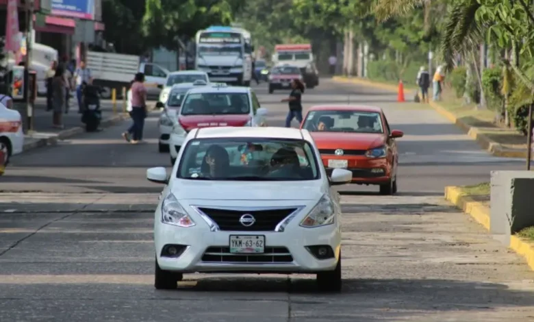 Vehículos circulan por una avenida; el reemplacamiento de 2027 alcanzará a placas de 2019 a 2022