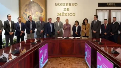 Claudia Sheinbaum con productores y funcionarios del Gobierno de México tras la firma de acuerdos