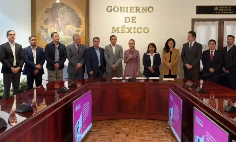 Claudia Sheinbaum con productores y funcionarios del Gobierno de México tras la firma de acuerdos