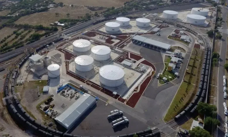 Vista aérea de terminal de almacenamiento de combustible