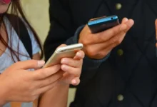 Manos sosteniendo teléfonos inteligentes
