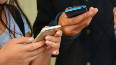 Manos sosteniendo teléfonos inteligentes