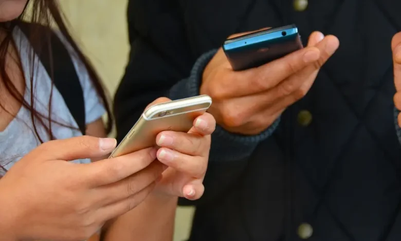 Manos sosteniendo teléfonos inteligentes