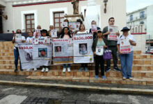 Madres buscadoras del colectivo Solecito Veracruz con fichas de personas desaparecidas en Papantla, Veracruz