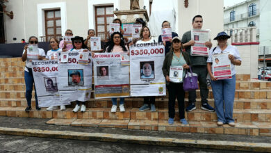 Madres buscadoras del colectivo Solecito Veracruz con fichas de personas desaparecidas en Papantla, Veracruz