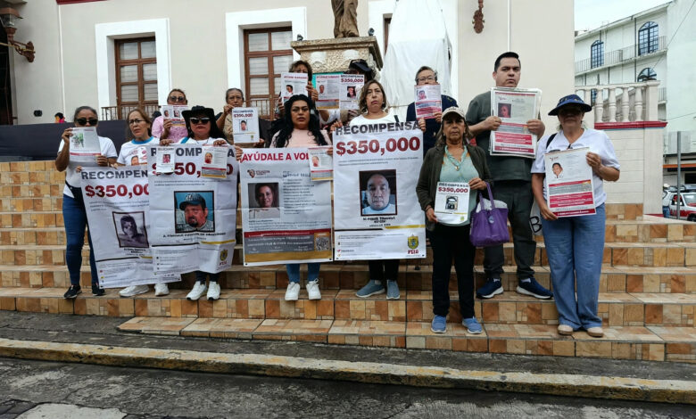 Madres buscadoras del colectivo Solecito Veracruz con fichas de personas desaparecidas en Papantla, Veracruz