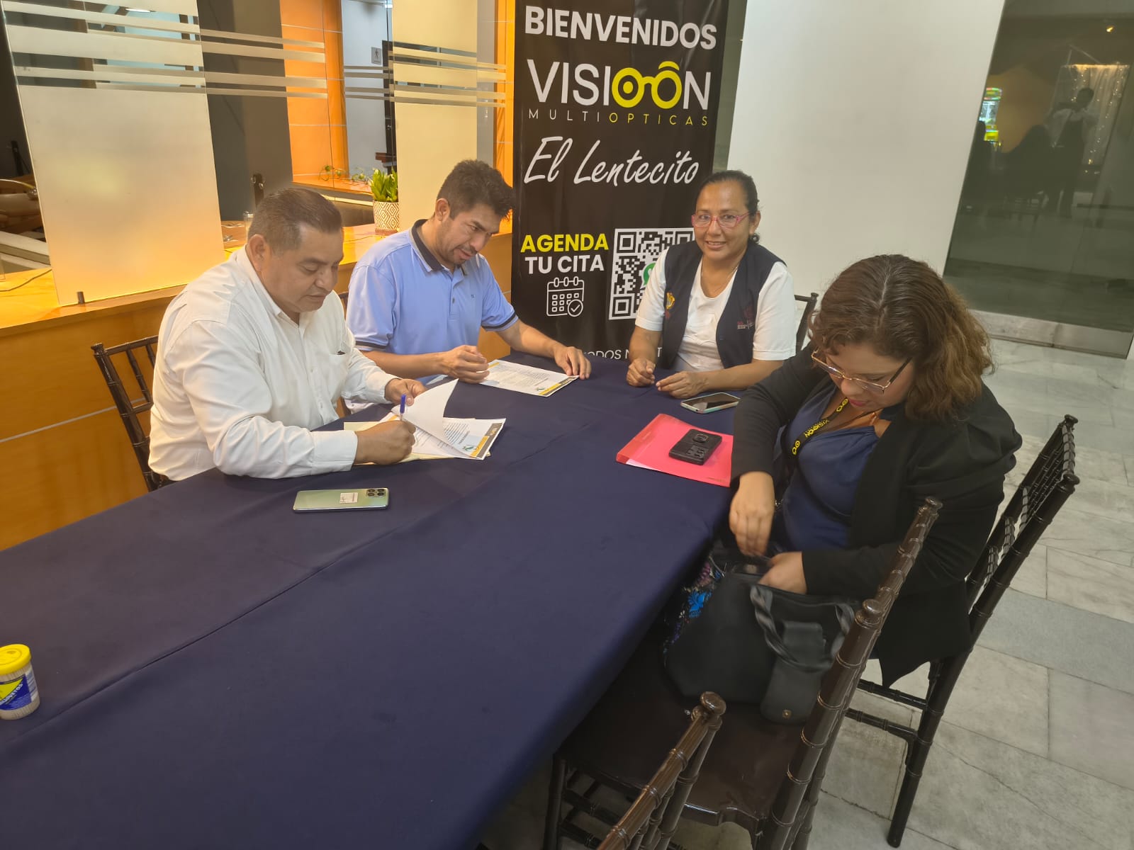 Representantes del STSNS Zona Norte y Visión Multiópticas posan tras la firma del convenio