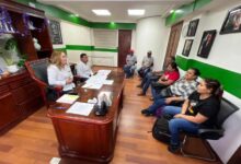 Alcaldesa de Tamiahua escucha a representantes de seis comunidades en una oficina municipal