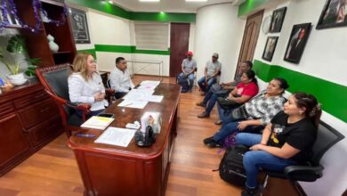 Alcaldesa de Tamiahua escucha a representantes de seis comunidades en una oficina municipal