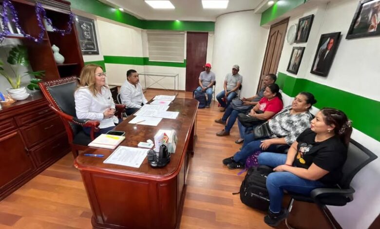 Alcaldesa de Tamiahua escucha a representantes de seis comunidades en una oficina municipal