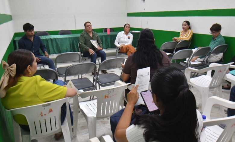 Reunion de trabajo con directoras y directores de instituciones educativas de Tamiahua para coordinar las actividades de Dia de Muertos
