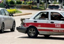 Taxi 2118 con daños tras choque en el bulevar Adolfo Ruiz Cortines, Poza Rica