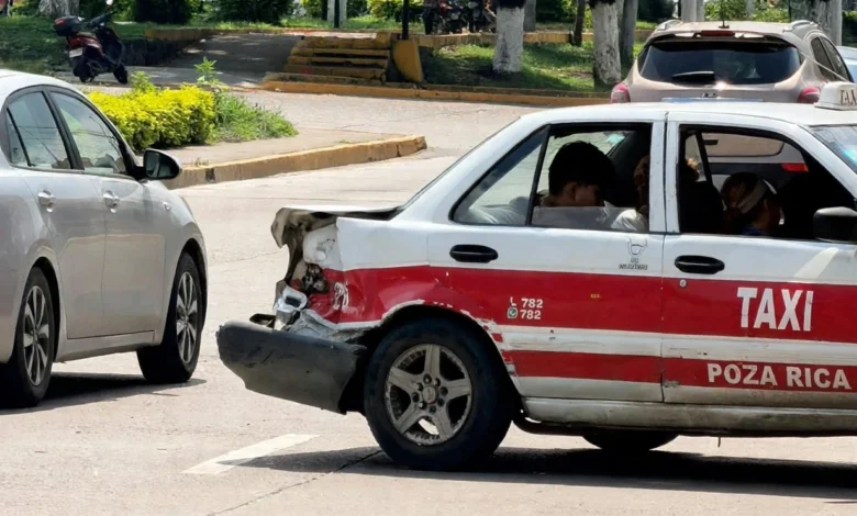 Taxi 2118 con daños tras choque en el bulevar Adolfo Ruiz Cortines, Poza Rica