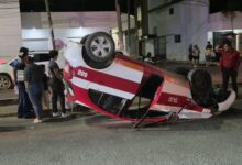Taxi 889 volcado llantas para arriba en Tuxpan