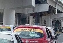 Taxis detenidos bajo el distribuidor vial en el puente de la colonia María Enriqueta, Poza Rica