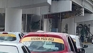Taxis detenidos bajo el distribuidor vial en el puente de la colonia María Enriqueta, Poza Rica