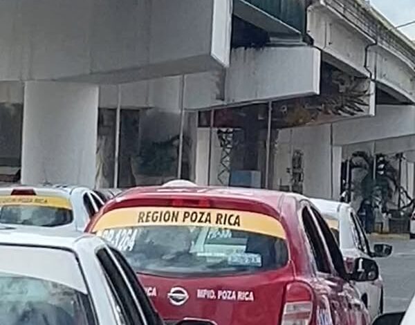 Taxis detenidos bajo el distribuidor vial en el puente de la colonia María Enriqueta, Poza Rica