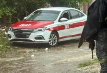 Taxi número 2837 con el cristal destrozado tras el ataque armado en Tuxpan