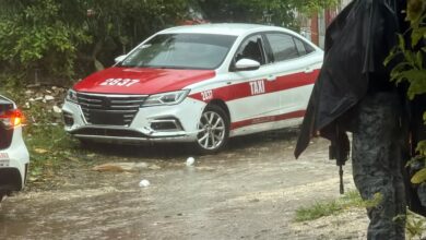 Taxi número 2837 con el cristal destrozado tras el ataque armado en Tuxpan