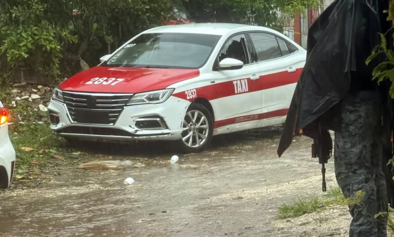 Taxi número 2837 con el cristal destrozado tras el ataque armado en Tuxpan