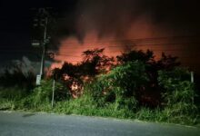 Incendio de pastizal nocturno junto a la carretera a la termoelectrica de Tuxpan