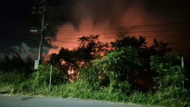 Incendio de pastizal nocturno junto a la carretera a la termoelectrica de Tuxpan