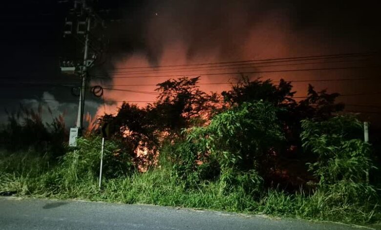 Incendio de pastizal nocturno junto a la carretera a la termoelectrica de Tuxpan