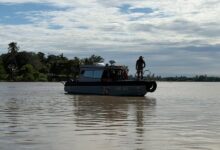 Lancha de búsqueda con personal de emergencia sobre el río Tuxpan