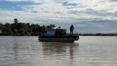 Lancha de búsqueda con personal de emergencia sobre el río Tuxpan