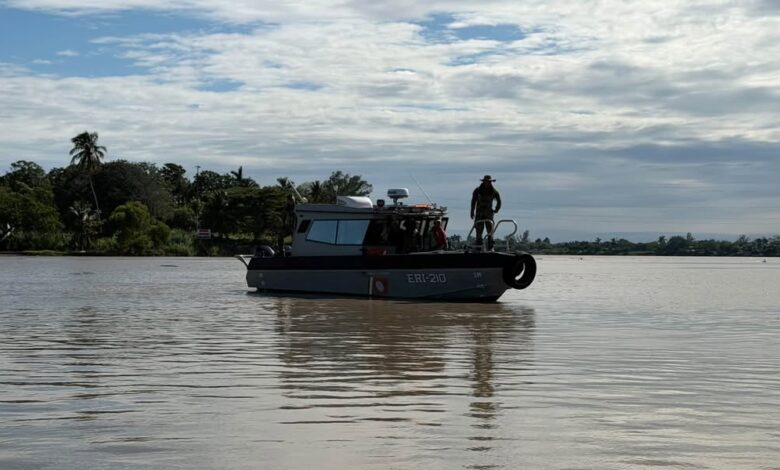 Lancha de búsqueda con personal de emergencia sobre el río Tuxpan