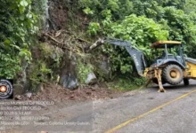Maquinaria de Protección Civil retira deslave en la Barranca de Matlacobatl