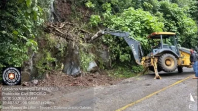 Maquinaria de Protección Civil retira deslave en la Barranca de Matlacobatl