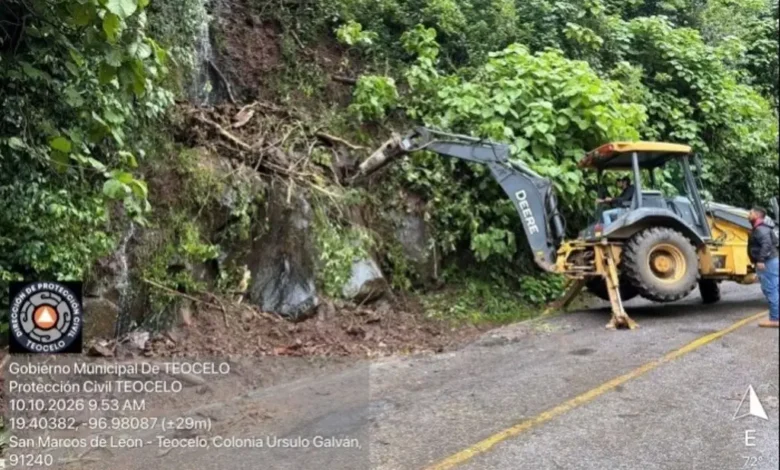 Maquinaria de Protección Civil retira deslave en la Barranca de Matlacobatl