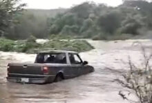 Camioneta Ford Ranger varada en medio del río Cuacholotitla, Tepetzintla