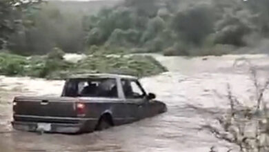 Camioneta Ford Ranger varada en medio del río Cuacholotitla, Tepetzintla