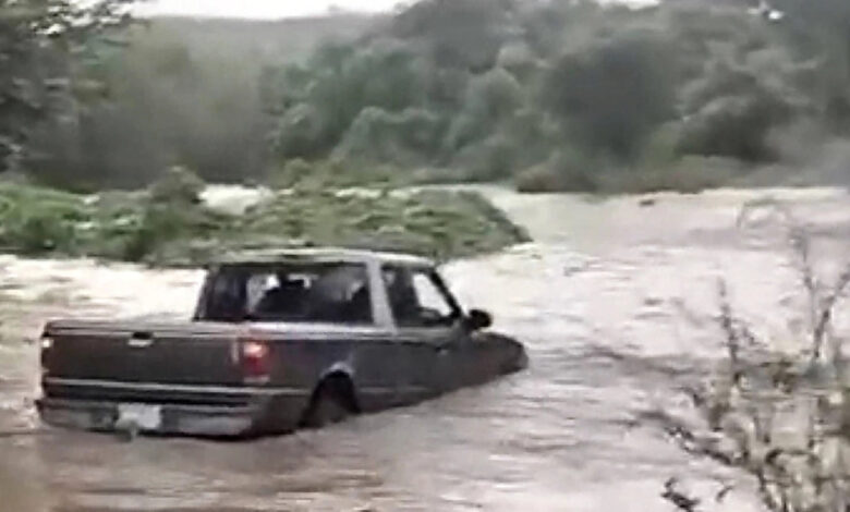 Camioneta Ford Ranger varada en medio del río Cuacholotitla, Tepetzintla